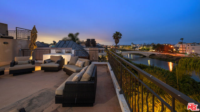 4115 Roma Court, Marina del Rey CA: https://media.crmls.org/mediaz/e476d4ef-7a16-43a9-aeea-bb5623974915.jpg