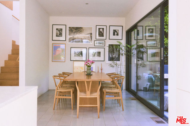 906 Superba Avenue, Venice CA: https://media.crmls.org/mediaz/e4774549-3066-4c87-a2b6-57a148309021.jpg