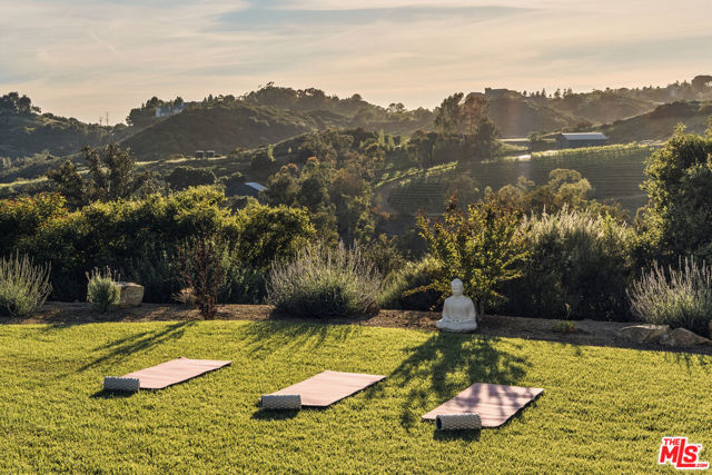 1697 W Potrero Road, Westlake Village CA: https://media.crmls.org/mediaz/e477f0a8-d10a-4262-95bc-8717dddcb76e.jpg