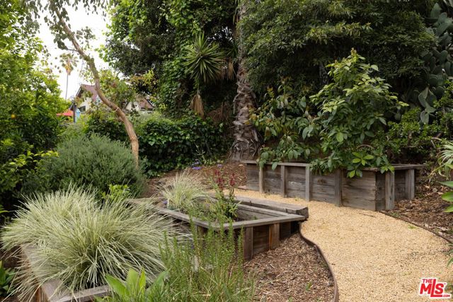 864 Sanborn Avenue, Los Angeles CA: https://media.crmls.org/mediaz/e4783969-58ea-4fab-9cee-68feb016f85b.jpg