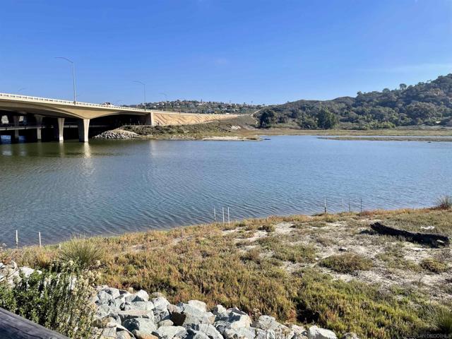 2422 Caminito Ocean Cv, Cardiff by the Sea CA: https://media.crmls.org/mediaz/e478eff0-980b-4b4c-87ee-aba7e19b66d9.jpg