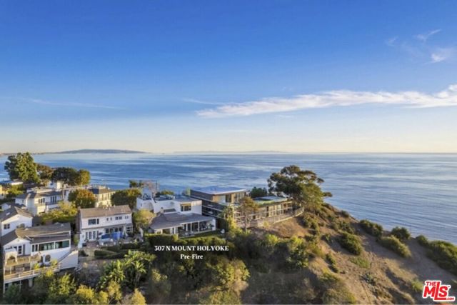 307 Mount Holyoke Avenue, Pacific Palisades CA: https://media.crmls.org/mediaz/e479dd37-9537-4bcb-98a6-0b5f274f3773.jpg