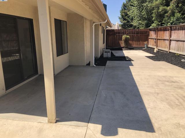 1023 Snowgoose Ln, Manteca CA: https://media.crmls.org/mediaz/e479e40f-30d3-449e-9050-c20a393409d5.jpg
