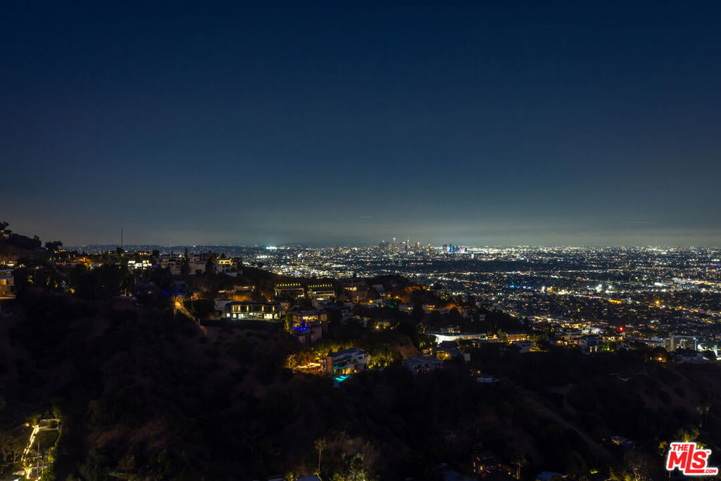 https://media.crmls.org/mediaz/e47a2e26-cc8a-4934-92be-aa0b5998ed6c.jpg?preset=X-Large