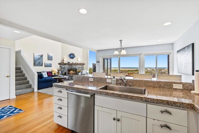 338 Monterey Dunes Way, Moss Landing CA: https://media.crmls.org/mediaz/e47a46ef-3d1a-4d1c-8beb-d8fe1a537e0d.jpg