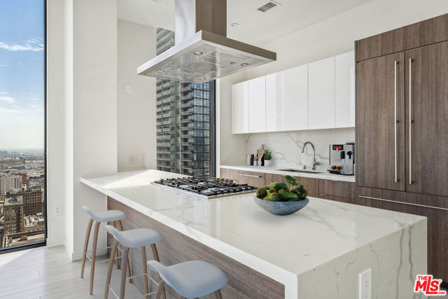 801 S OLIVE Street, Los Angeles CA: https://media.crmls.org/mediaz/e47a5eb8-35a2-4b6b-92b5-08b7803ddac4.jpg