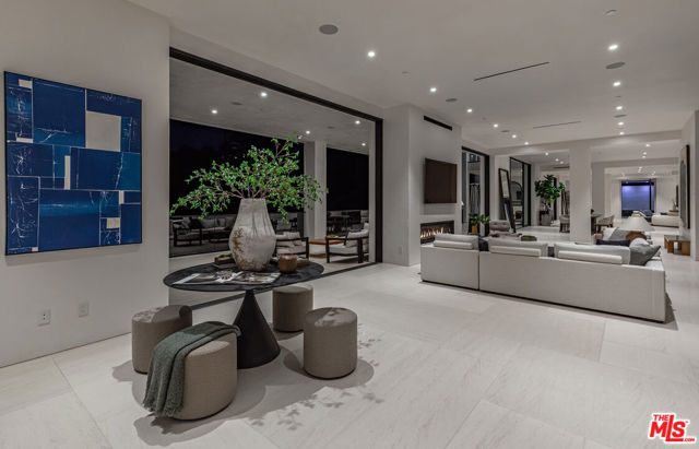 10697 Somma Way, Los Angeles CA: https://media.crmls.org/mediaz/e47afc0c-c2e6-40d1-98cd-2c6d3bd0f296.jpg
