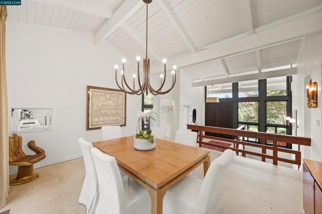 4161 Coralee Ln, Lafayette CA: https://media.crmls.org/mediaz/e47d2032-2a14-43ae-8e9e-65c08e86c891.jpg