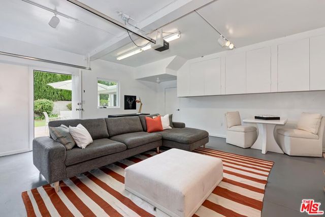 4307 Keystone Avenue, Culver City CA: https://media.crmls.org/mediaz/e47e205d-31e2-43fa-bdc4-f748aa10b359.jpg