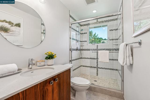 70 Lost Valley Dr, Orinda CA: https://media.crmls.org/mediaz/e47f3596-007b-4be4-806e-114e51c3dbed.jpg