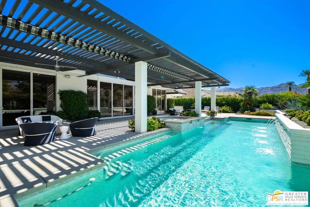 30 Mayfair Drive, Rancho Mirage CA: https://media.crmls.org/mediaz/e47fdf82-3271-409c-947f-aecae6af27df.jpg