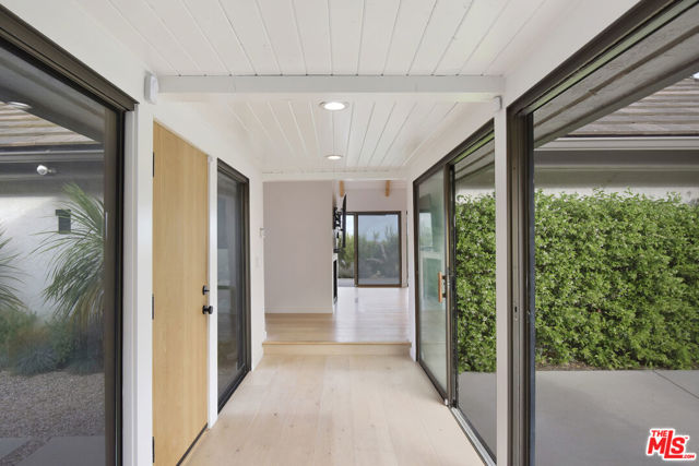 24728 Vantage Point Terrace, Malibu CA: https://media.crmls.org/mediaz/e48016e2-e4b5-4401-b402-290958a4e6af.jpg