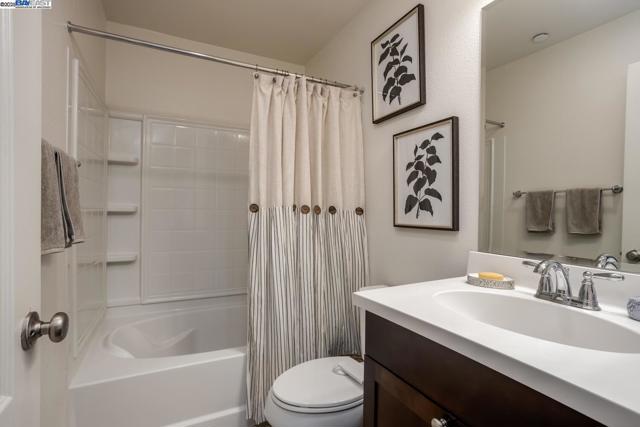 3077 Valley Of Hearts Del Pl, San Jose CA: https://media.crmls.org/mediaz/e4805e7f-dbec-4aaf-8009-8c8c0879c24a.jpg