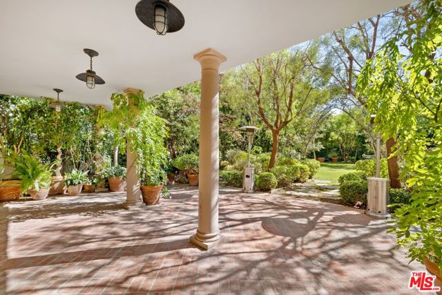 625 Foothill Road, Beverly Hills CA: https://media.crmls.org/mediaz/e48199d6-9af0-4969-b690-8bcf2a0e8a4e.jpg