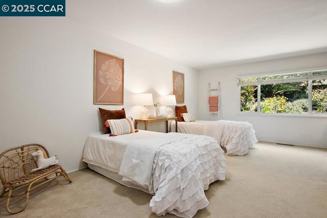 1 Aspinwall Ct, Orinda CA: https://media.crmls.org/mediaz/e481d925-a679-4bad-abe4-512d09aee75c.jpg