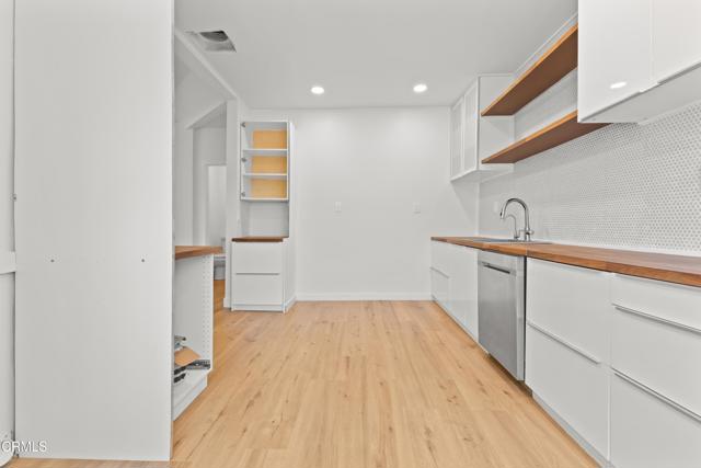 Detail Gallery Image 7 of 20 For 1623 W 11th Pl, Los Angeles,  CA 90015 - 4 Beds | 2 Baths