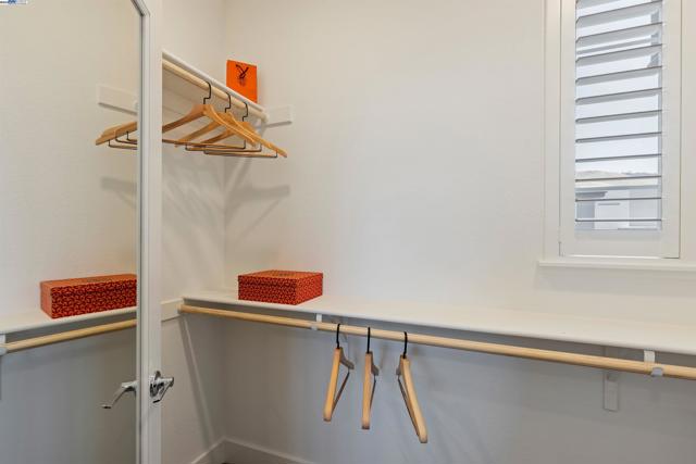 29231 Hub Ct, Hayward CA: https://media.crmls.org/mediaz/e4820ae1-275a-436a-80f2-1311a8d76987.jpg