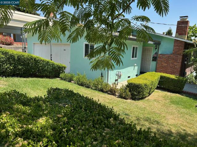 826 Veale, Martinez CA: https://media.crmls.org/mediaz/e4824040-c9b6-4778-b720-0fdc4e48866f.jpg