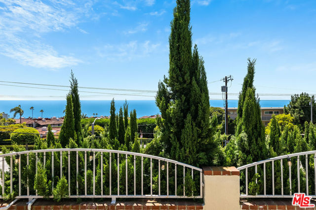 2223 Mcrae Drive, San Pedro CA: https://media.crmls.org/mediaz/e48359f6-5fbc-458e-9f17-11870385e2eb.jpg