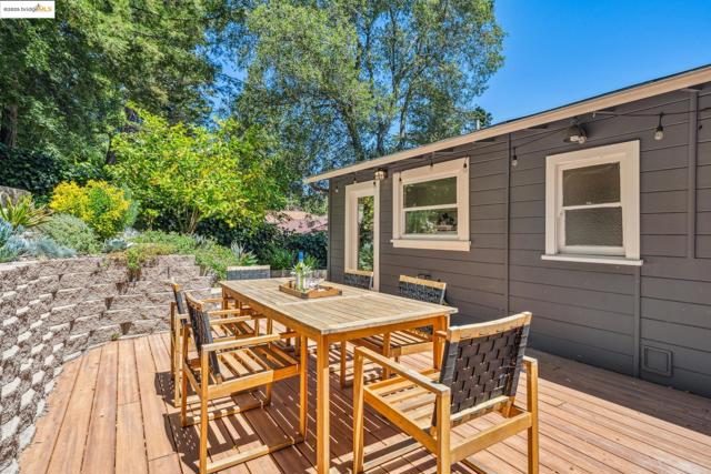 7069 Saroni Dr, Oakland CA: https://media.crmls.org/mediaz/e4840ed8-7d5c-4379-b20c-b0a4ecc11c97.jpg