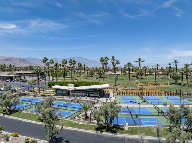 44970 Desert Horizons Drive, Indian Wells CA: https://media.crmls.org/mediaz/e4843e3a-d1c5-40d2-bcf5-ee903e404bce.jpg