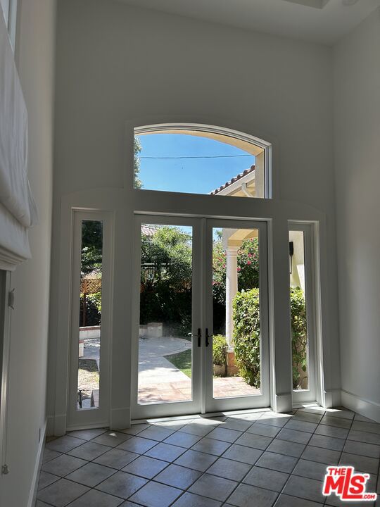 10515 Oaklawn Road, Los Angeles CA: https://media.crmls.org/mediaz/e485863a-b7f3-4a97-af39-b03afeaa66f2.jpg