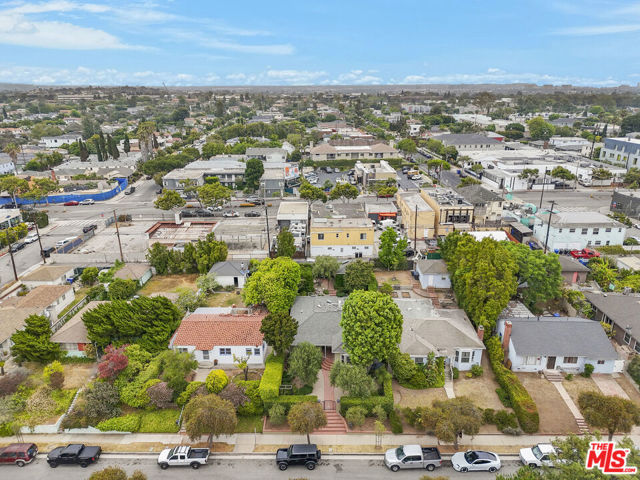 2926 Urban Avenue, Santa Monica CA: https://media.crmls.org/mediaz/e48653ee-5c1f-43ca-840d-fddf80d92116.jpg