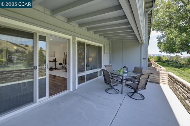 3136 Tice Creek Dr, Walnut Creek CA: https://media.crmls.org/mediaz/e4882212-7b9a-40bf-ac90-0c260af8b79b.jpg