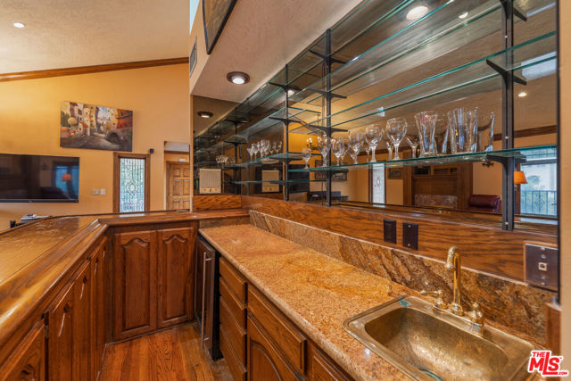 1242 Angelo Drive, Beverly Hills CA: https://media.crmls.org/mediaz/e48a1417-98a7-48de-acc7-d2ba431b970d.jpg