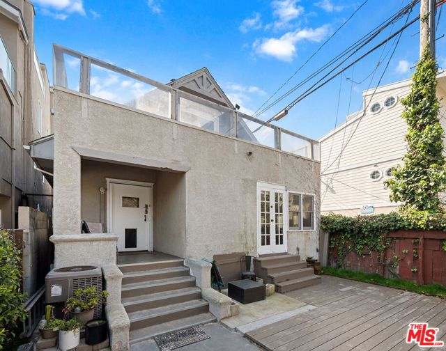 10 30th Avenue, Venice CA: https://media.crmls.org/mediaz/e48c2f68-bd30-4cd9-85db-40bc321adae6.jpg