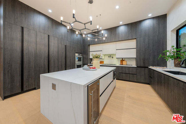 4532 Calhoun Avenue, Sherman Oaks CA: https://media.crmls.org/mediaz/e48c47cb-ca66-4a38-8c95-8ac4ed137b35.jpg