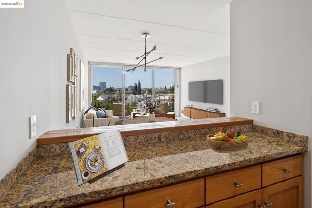 1 Kelton Ct, Oakland CA: https://media.crmls.org/mediaz/e48de7fa-2c48-454d-98eb-a660476a6a11.jpg