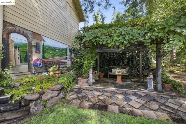20581 Gerber Rd, Tuolumne CA: https://media.crmls.org/mediaz/e48e72e3-49bc-4b65-94df-c6da2753be6d.jpg
