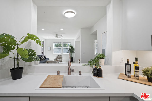7100 Playa Vista Drive, Playa Vista CA: https://media.crmls.org/mediaz/e48e7c14-9848-436b-9424-d9351421350e.jpg