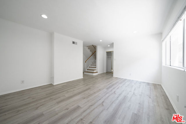 7631 Reseda Boulevard, Reseda CA: https://media.crmls.org/mediaz/e49071d9-c7fb-405b-911f-0742a30a49ef.jpg