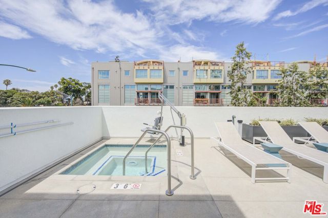 160 S Ventura Avenue, Ventura CA: https://media.crmls.org/mediaz/e490810b-de1d-4d21-a5d2-5dd6a27a8ebc.jpg