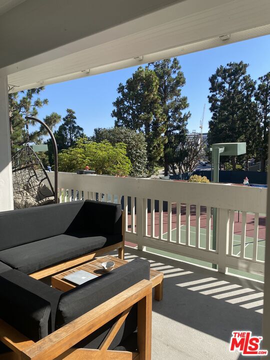 4346 Redwood Avenue, Marina del Rey, California 90292, 2 Bedrooms Bedrooms, ,2 BathroomsBathrooms,Condominium,For Sale,Redwood,24427517