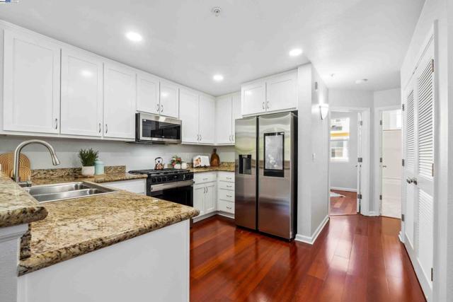 40742 Greystone Ter, Fremont CA: https://media.crmls.org/mediaz/e4925a22-0ed1-4de1-9dca-e686af3bf5ae.jpg