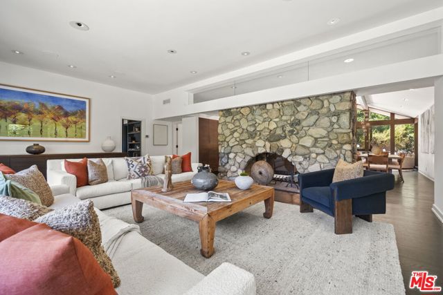 3 Latimer Road, Santa Monica CA: https://media.crmls.org/mediaz/e492b241-ee5d-4a56-ac3e-6ad655caf419.jpg