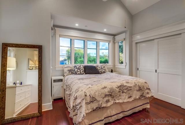 240 B Avenue, Coronado CA: https://media.crmls.org/mediaz/e4936970-bea6-4b76-9330-ae00cc65680e.jpg