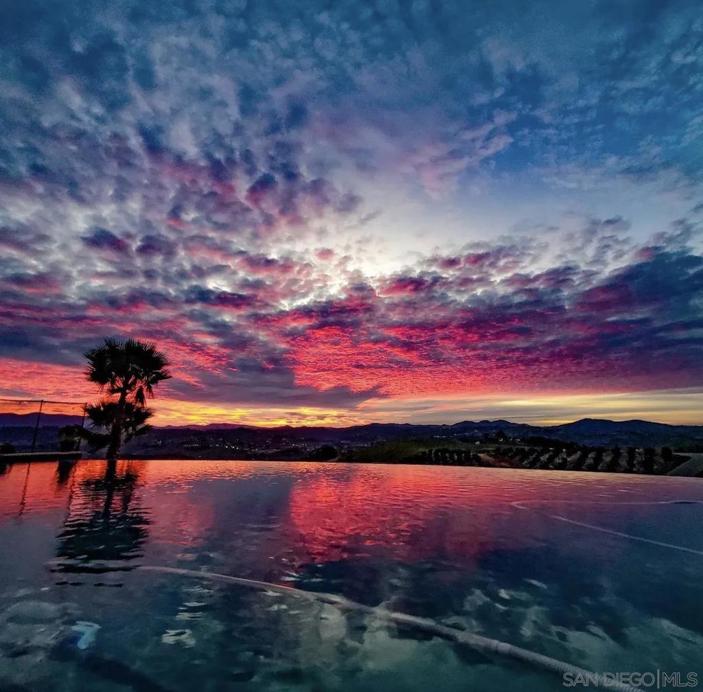 https://media.crmls.org/mediaz/e4952d96-d054-401b-92ee-ee385ed16bda.jpg?preset=X-Large
