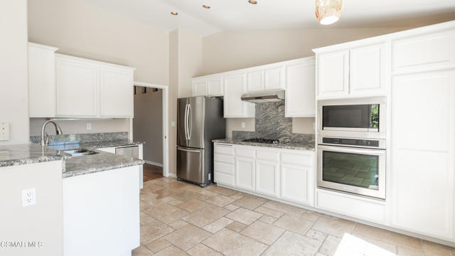 2210 Rutland Place, Thousand Oaks CA: https://media.crmls.org/mediaz/e4962413-df2f-4835-9d4c-048ce858acf8.jpg