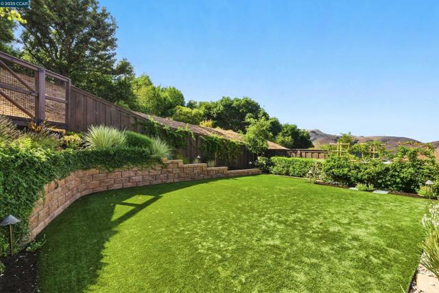 22 W Hill Way, Orinda CA: https://media.crmls.org/mediaz/e496ae56-423f-40af-af16-1dee6744edfd.jpg