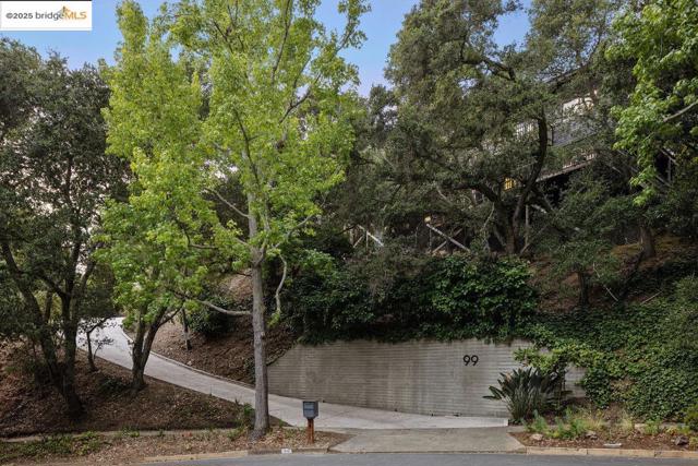 99 Lexford Rd, Piedmont CA: https://media.crmls.org/mediaz/e496bc3a-9a8e-4eca-b808-efaec765ebb2.jpg