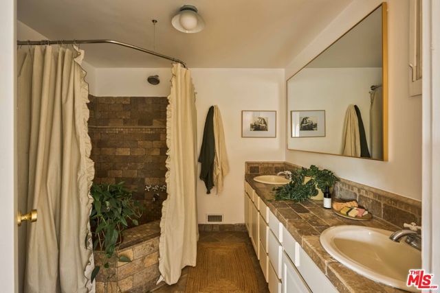 2774 Woodstock Road photo 25