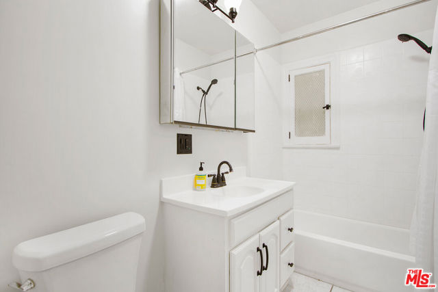2406 3rd Avenue, Los Angeles CA: https://media.crmls.org/mediaz/e498f10b-40e0-487b-b7a2-b463ead2decf.jpg