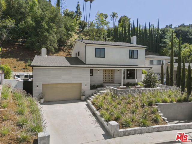 11268 Dona Lola Drive, Studio City CA: https://media.crmls.org/mediaz/e498fc01-41dc-40bc-8c98-2404add33cf1.jpg