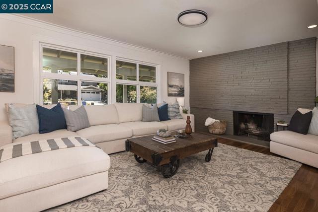 881 Autumn Dr, Walnut Creek CA: https://media.crmls.org/mediaz/e4995fa8-d6e7-4e85-86f8-4811d5cf474b.jpg