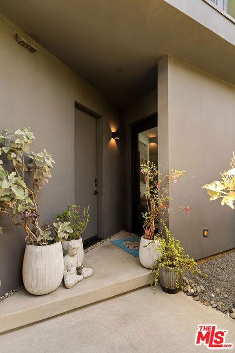 407 Rialto Avenue, Venice CA: https://media.crmls.org/mediaz/e4997238-0e0b-424b-9bc0-c0b8f9cc4129.jpg