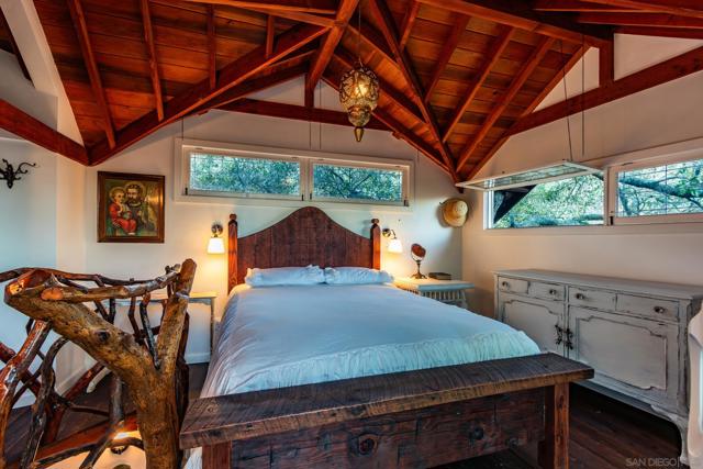 23898 Crown Hill Ln, Escondido CA: https://media.crmls.org/mediaz/e49af6ac-2fdb-4163-bfee-684e3e58f2f6.jpg